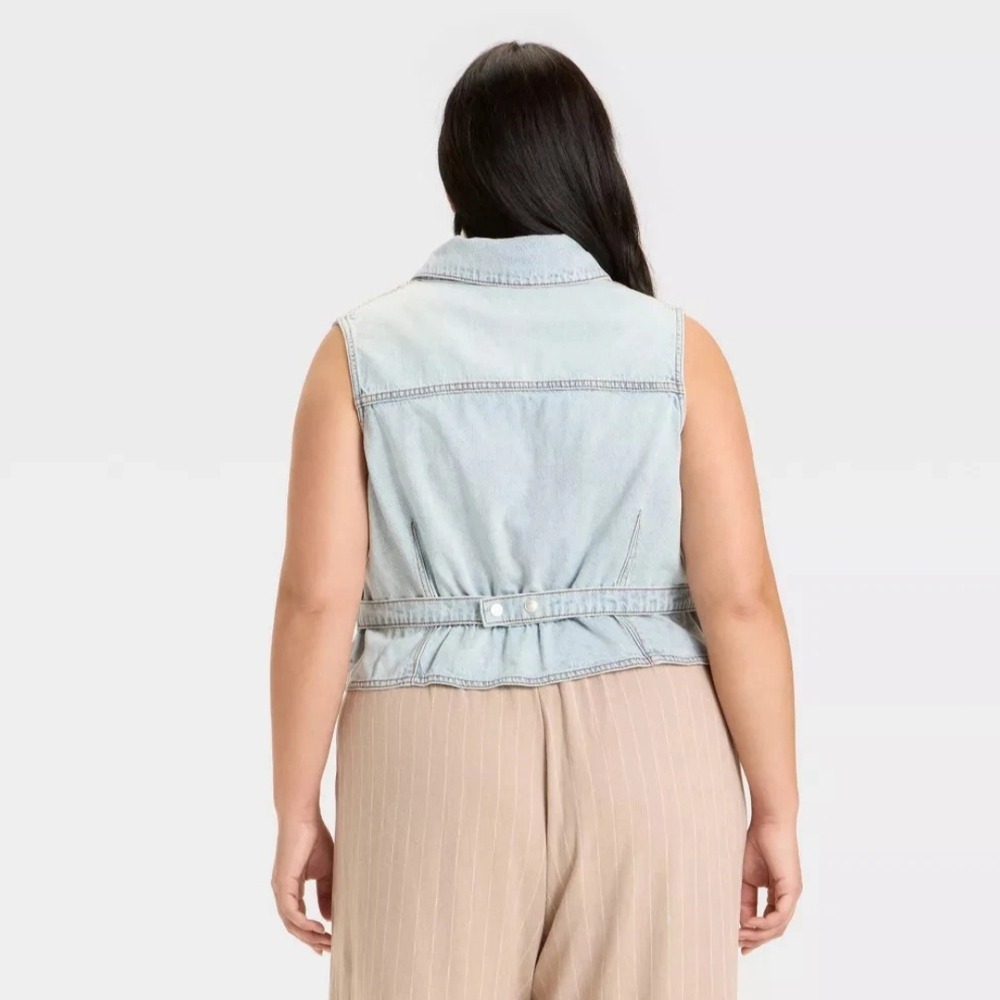 NWT Light Wash Button Down Denim Vest 1X - Picture 2 of 4